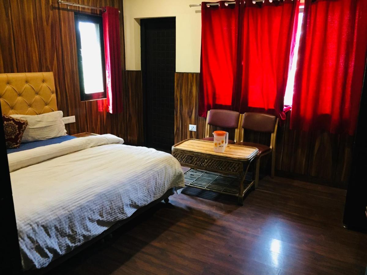 Hotel Prem G, Массури Экстерьер фото